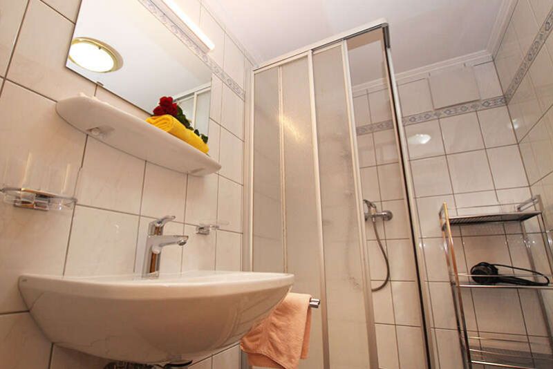 Bad mit Dusche im Appartement 1 im Apart Gruber